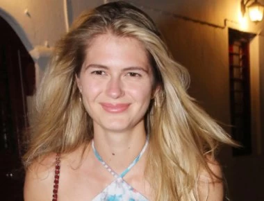 Στην Μύκονο η Αμαλία Κωστοπούλου: Διακοπές με τον πατέρα της (φωτο)